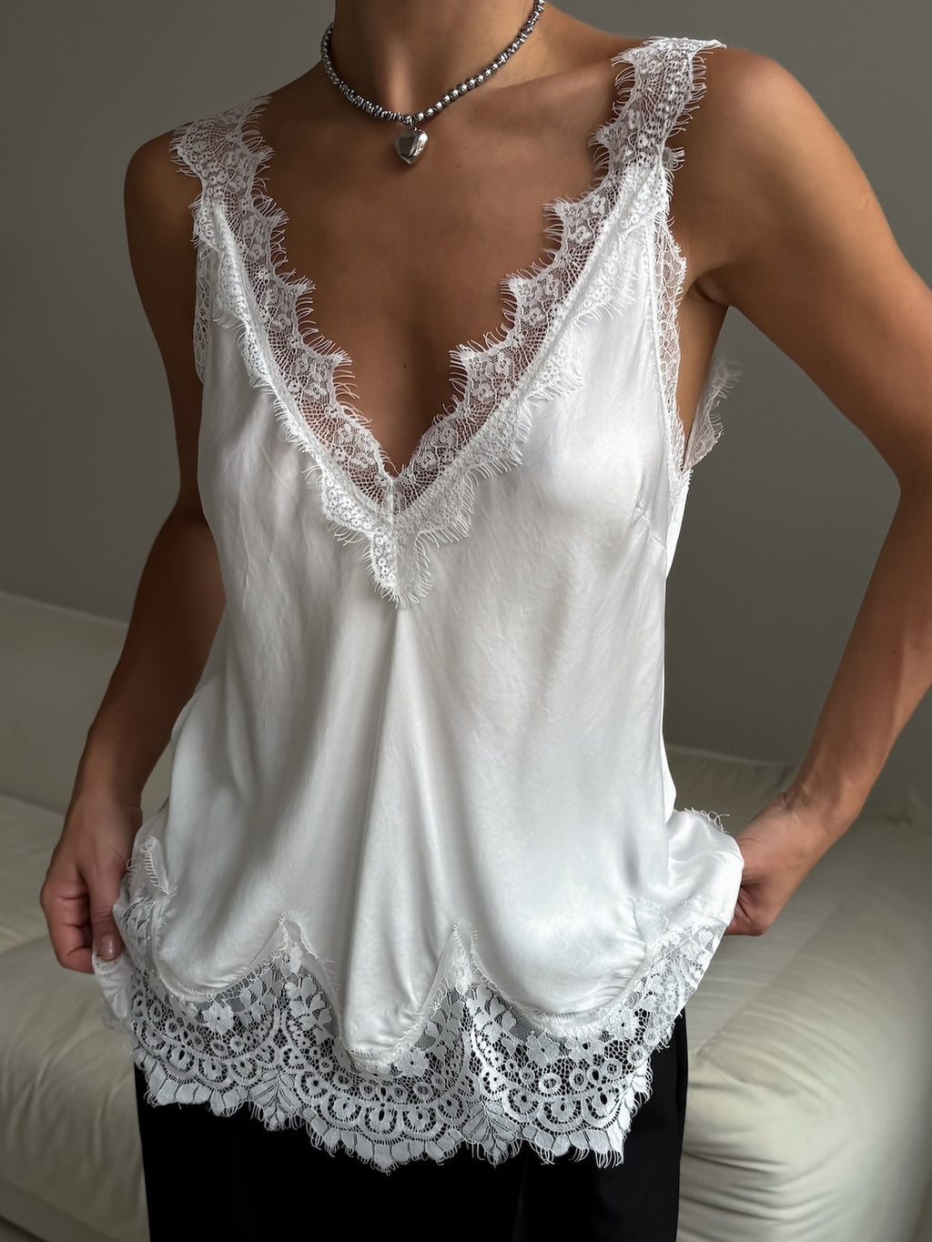 Scalloped Lace V Neck Camisole Tank - White
