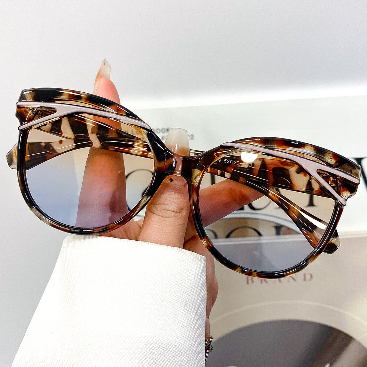 Oversized Round Sunglasses With Brow Bar Accent - Decor_T - 1