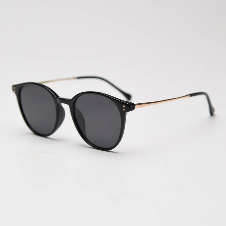 Retro Round Sunglasses With Slim Metal Arms - Black