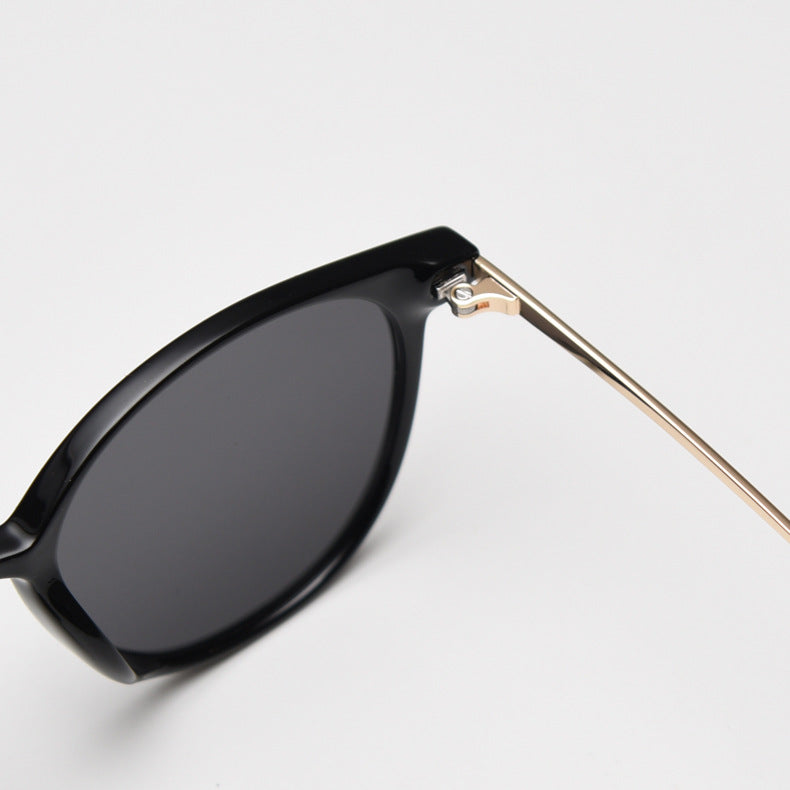 Retro Round Sunglasses With Slim Metal Arms - Black - 3