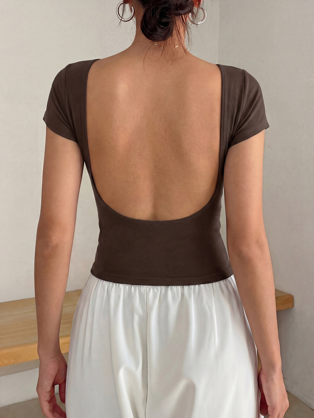 Backless Scoop Fitted Short Sleeve Tee - Brown