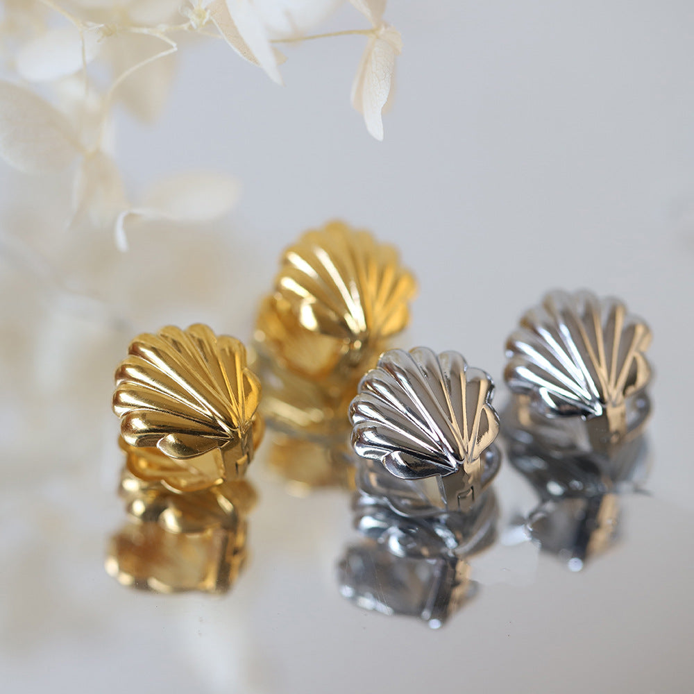 Polished Ridged Scallop Shell Earrings - Silvery - 1