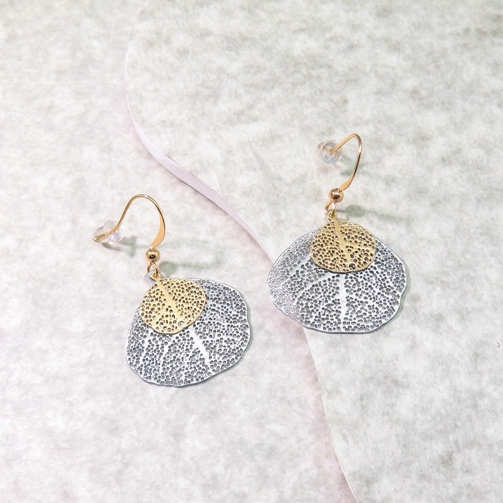 Filigree Double Leaf Drop Earrings - Silvery - 1