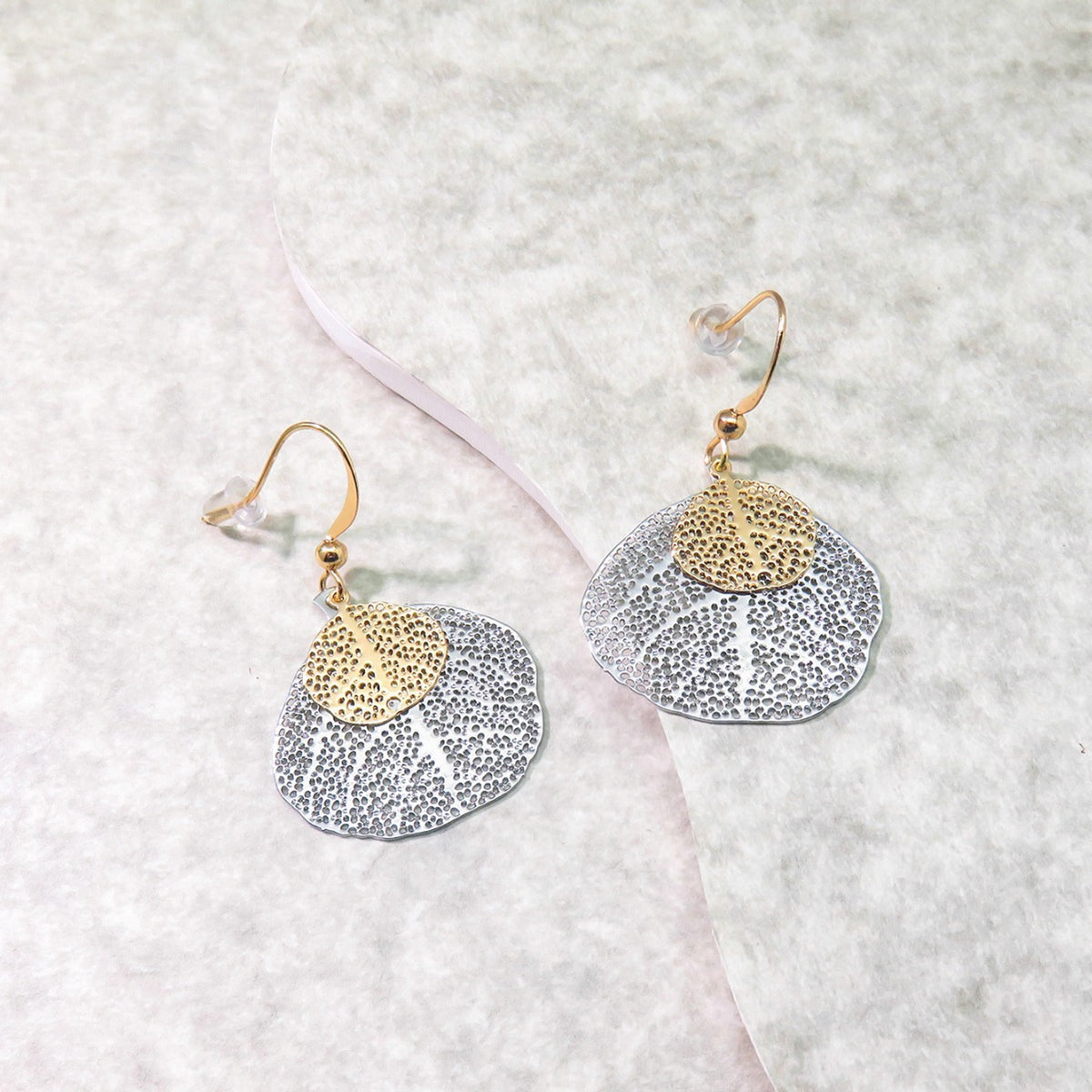 Filigree Double Leaf Drop Earrings - Silvery - 1