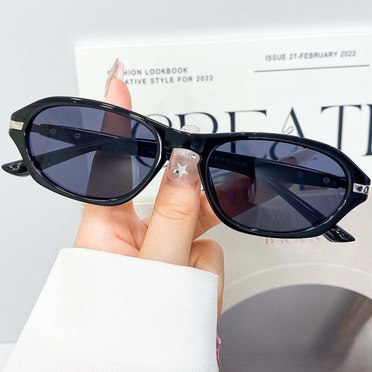 Retro Angular Oval Sunglasses for Women - Black