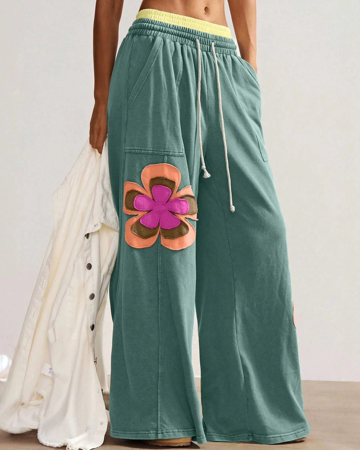 Wide Leg Sweatpants With Retro Flower Patches - Green - 1