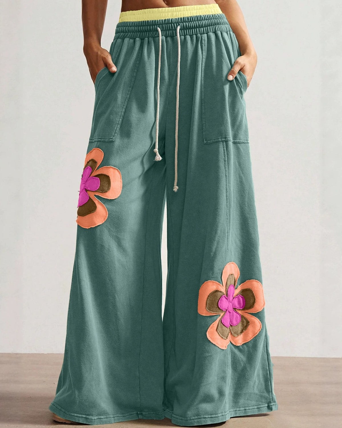 Wide Leg Sweatpants With Retro Flower Patches - Green - 3