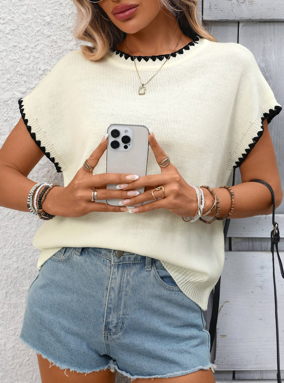 Scalloped Contrast Trim Knit Short Sleeve Top