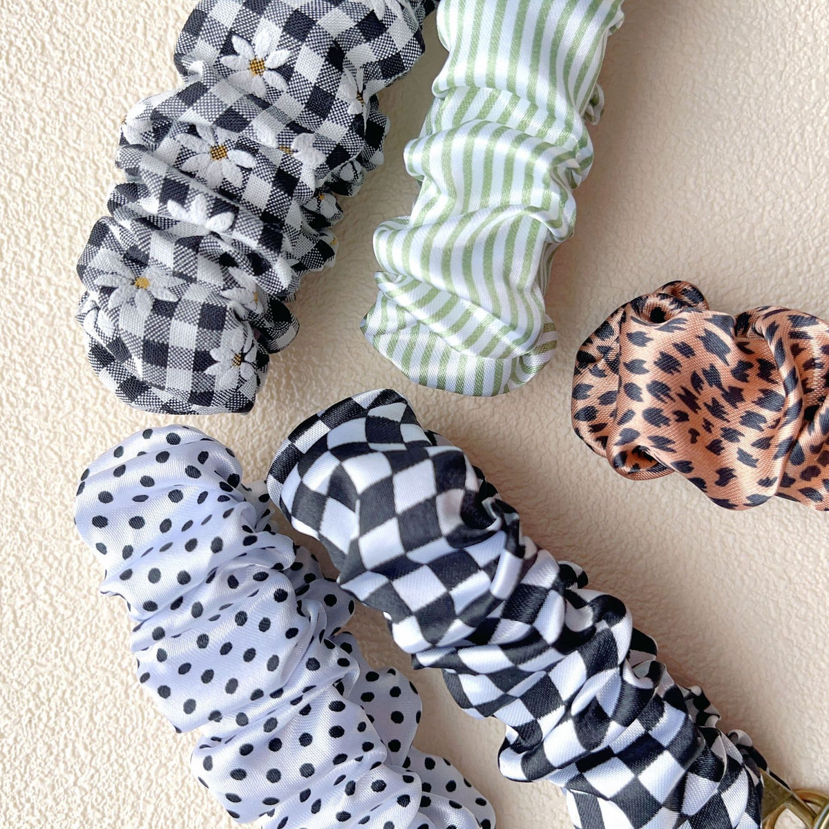Gingham Floral Scrunchie Wristlet Keychain - Color_2 - 4
