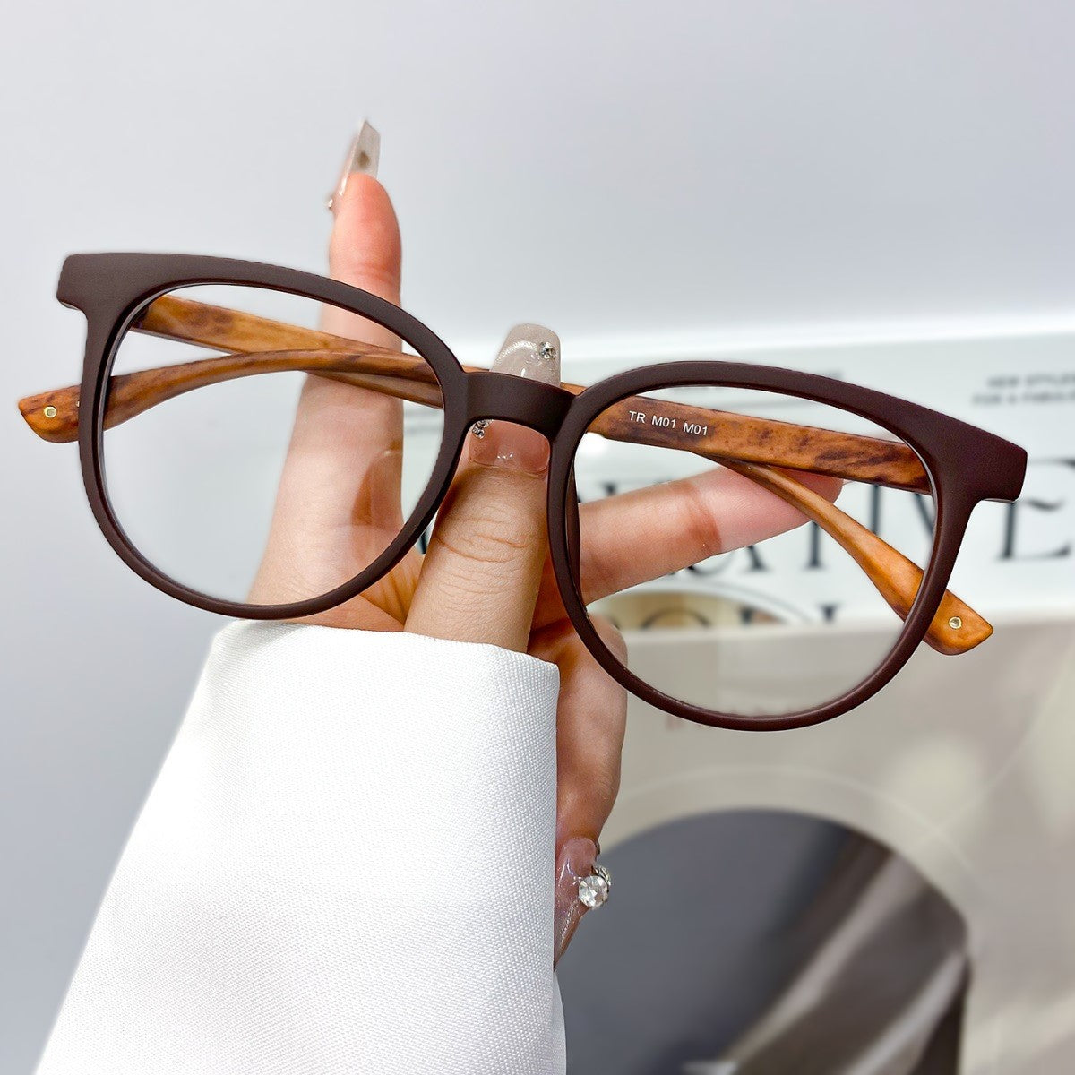 Lightweight Round Eyeglasses With Contrast Arms - Tea