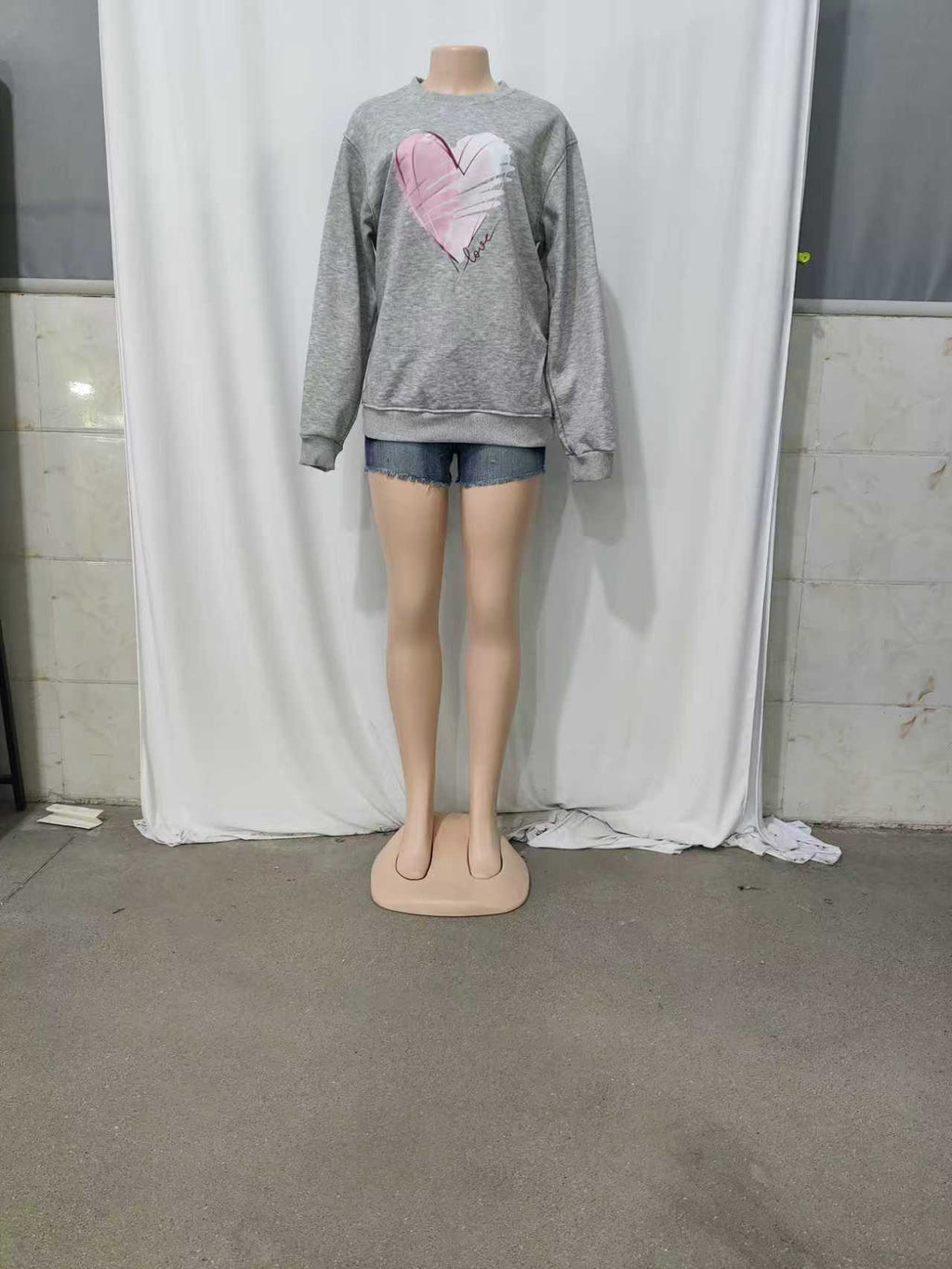 Brushstroke Heart Print Crewneck Sweatshirt - Grey - 1