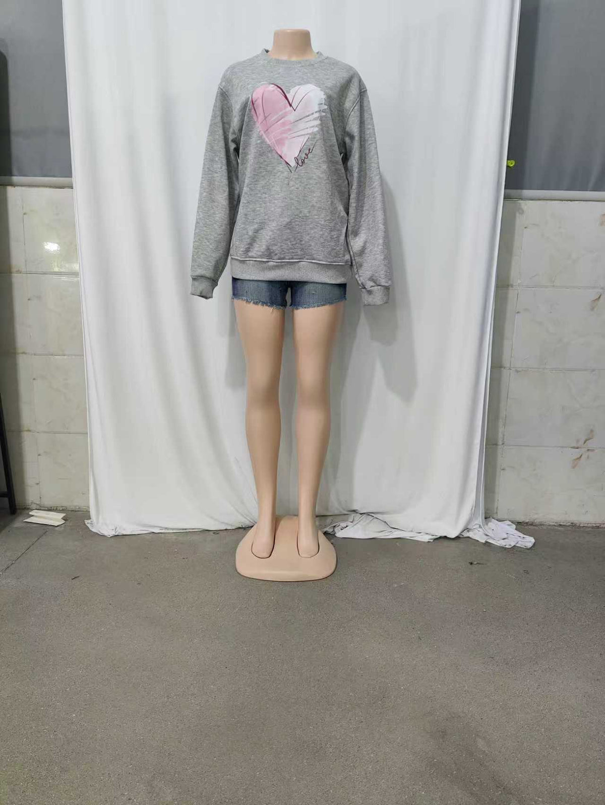 Brushstroke Heart Print Crewneck Sweatshirt - Grey - 1