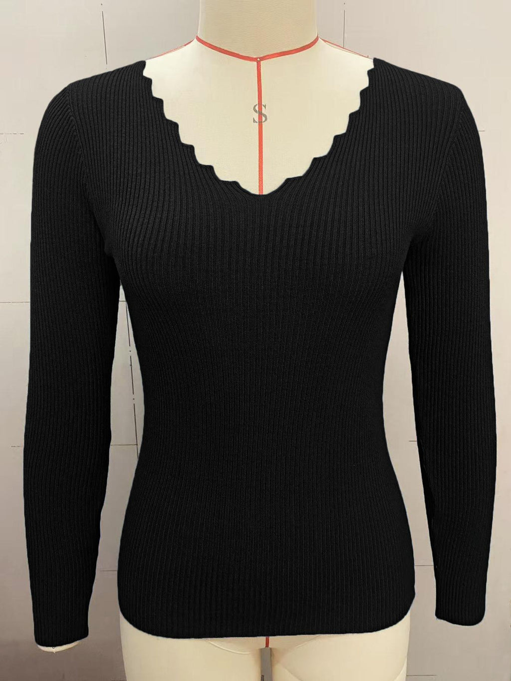 Scalloped V Neck Ribbed Fitted Top - Black