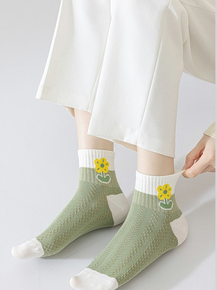 Embroidered Flower Ankle Socks With Ribbed Cuffs