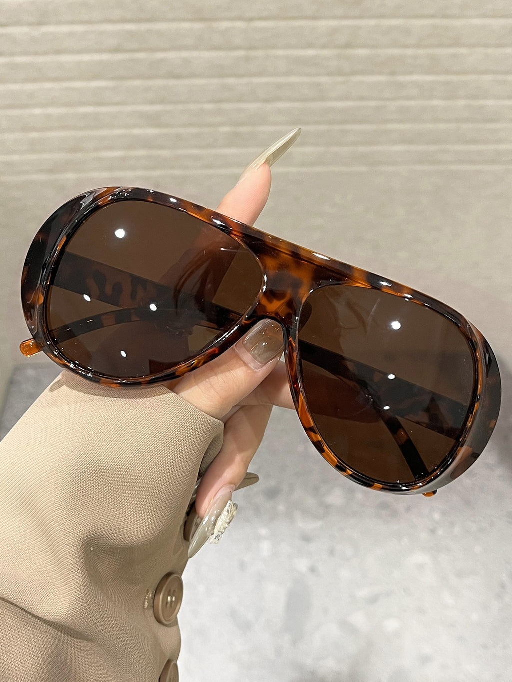 Oversized Shield Sunglasses with Teardrop Lenses - Color_04