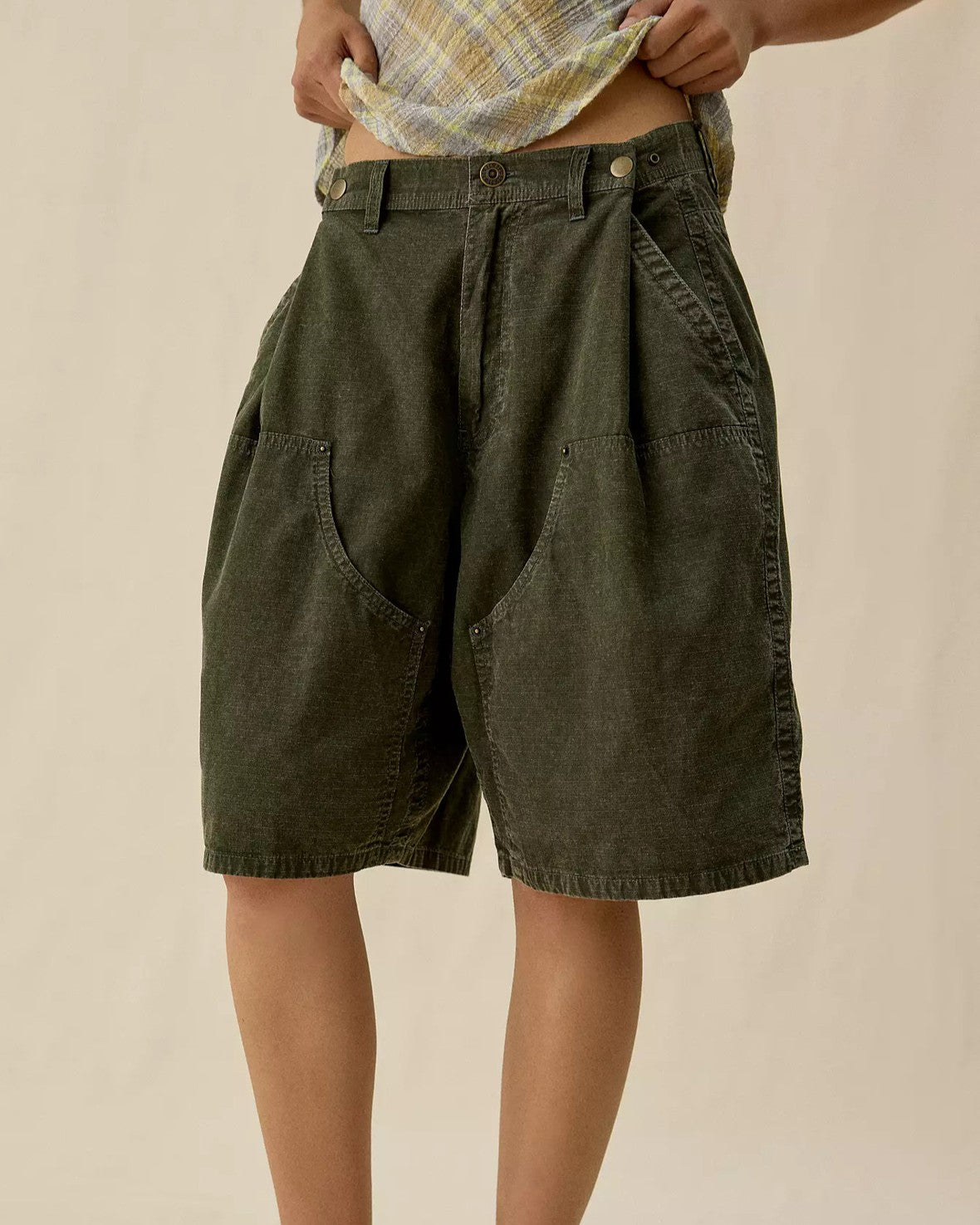 Wide Leg Bermuda Shorts With Curved Front Seams - Green