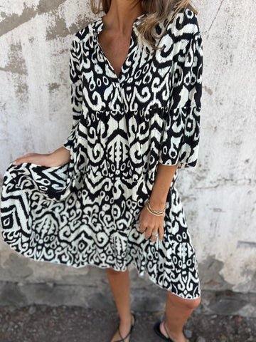 Ikat Print Split Neck Tiered Midi Dress - Black - 2