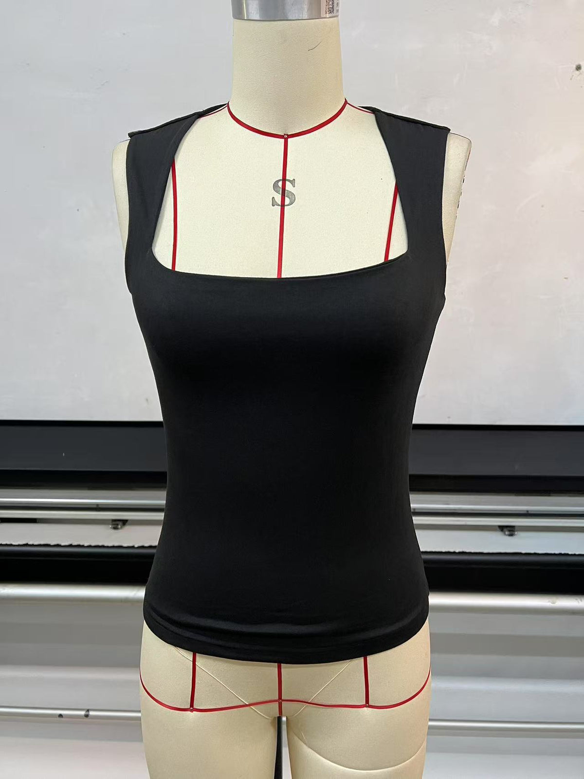 Square Neck Fitted Basic Tank Top - Black - 1