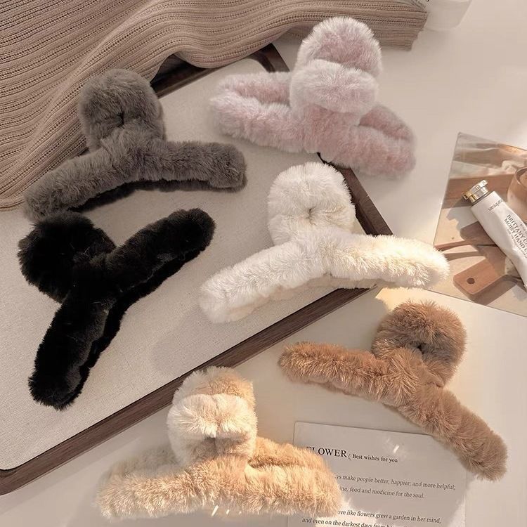 Fluffy Faux Fur Knot Hair Claw Clip - view 4