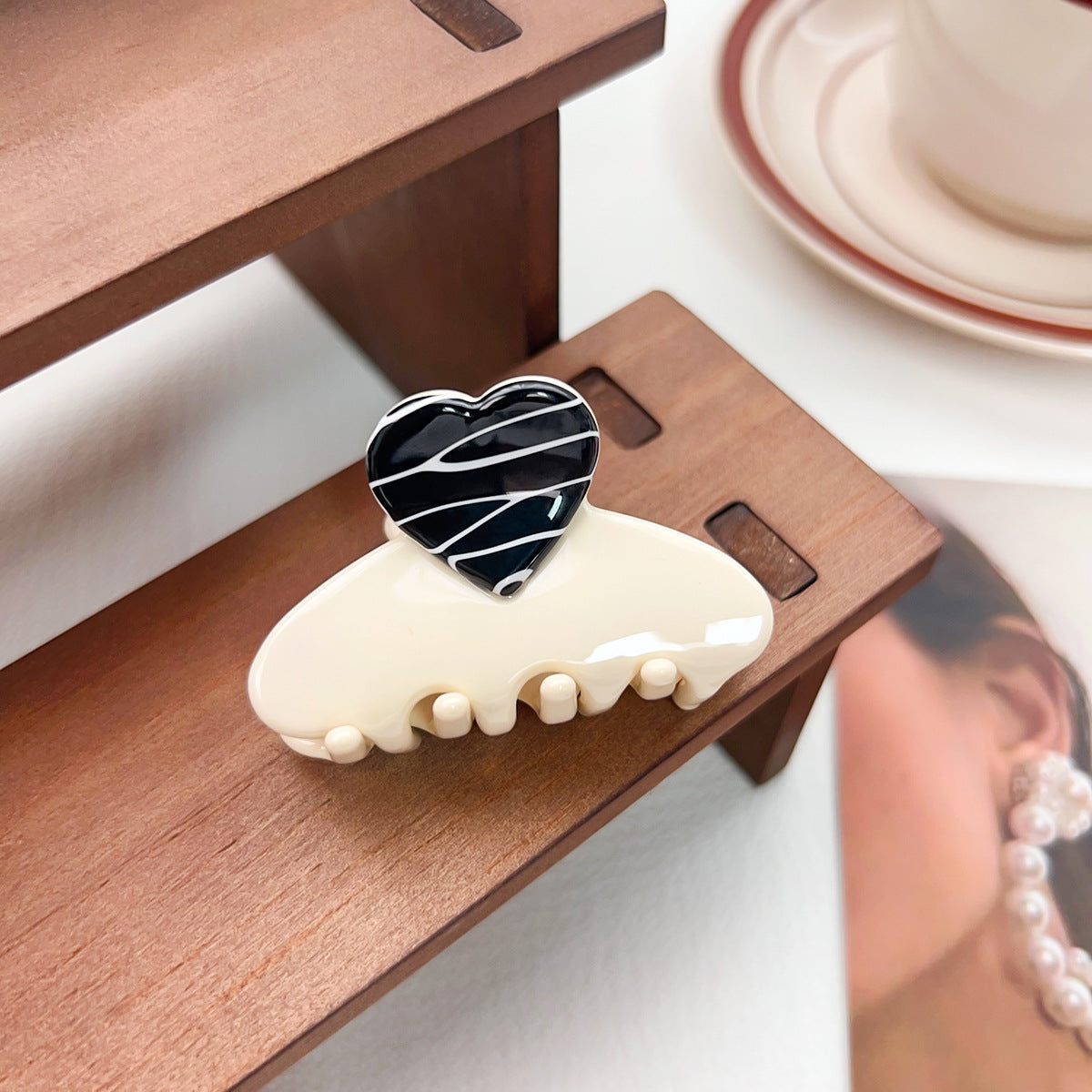 Faceted Heart Top Mini Hair Claw - White