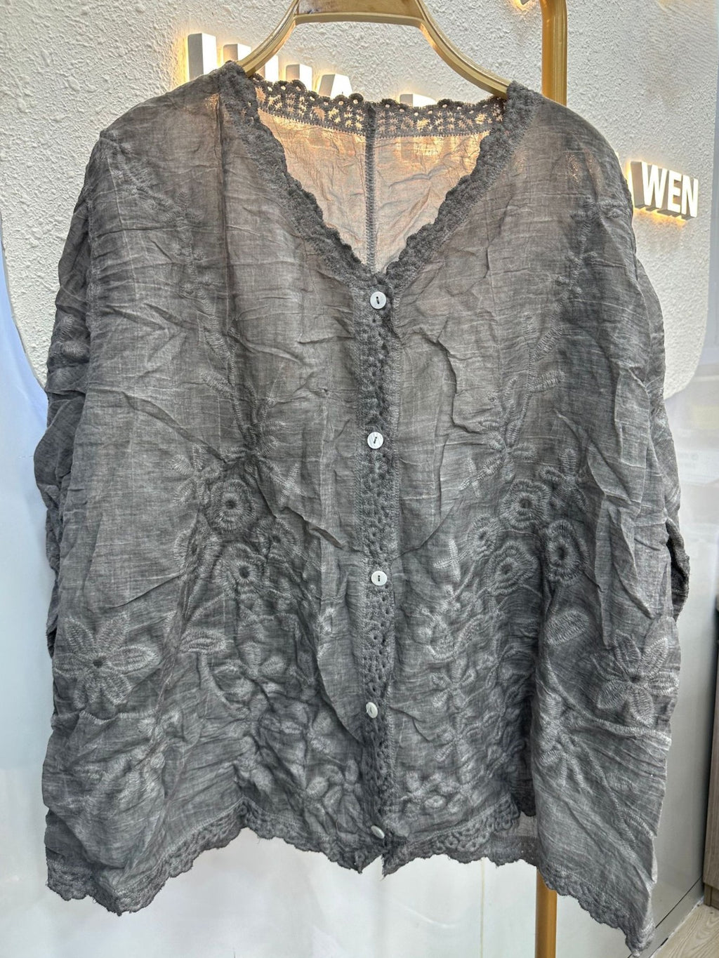 Crinkle Texture Floral Embroidered Button Blouse - Gray