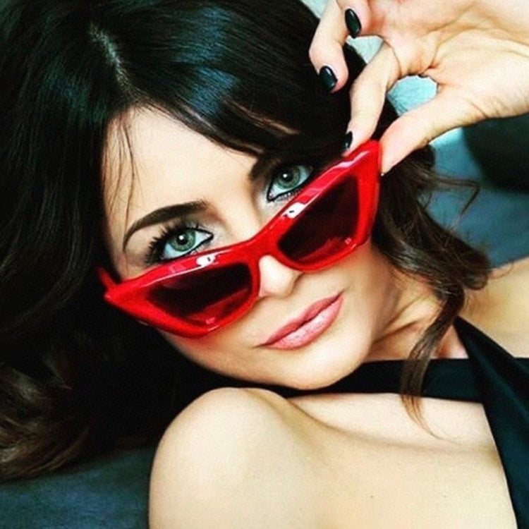 Retro Triangle Cat Eye Sunglasses - Red - 2
