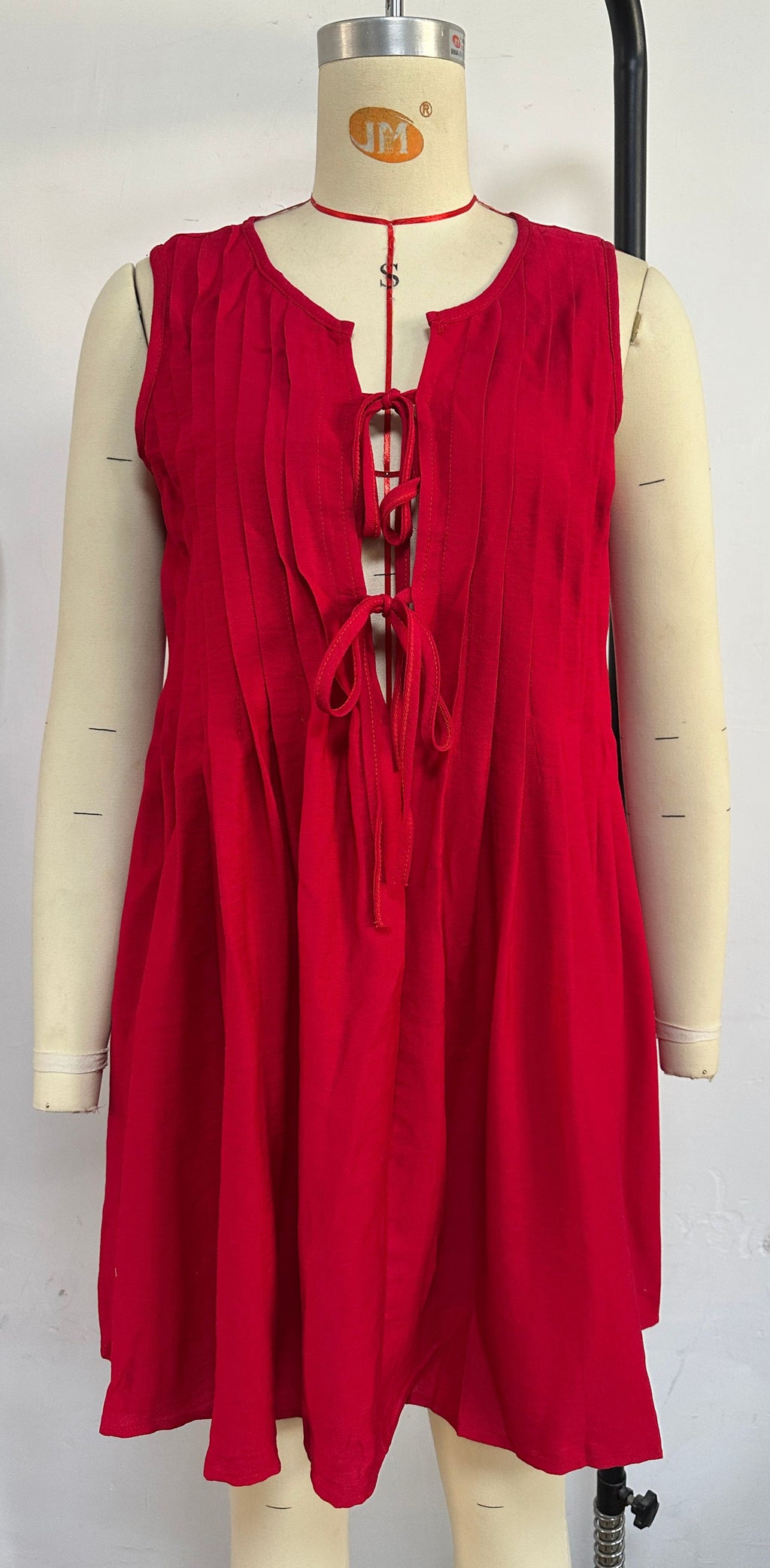 Tie Front Pleated Sleeveless Shift Dress - red