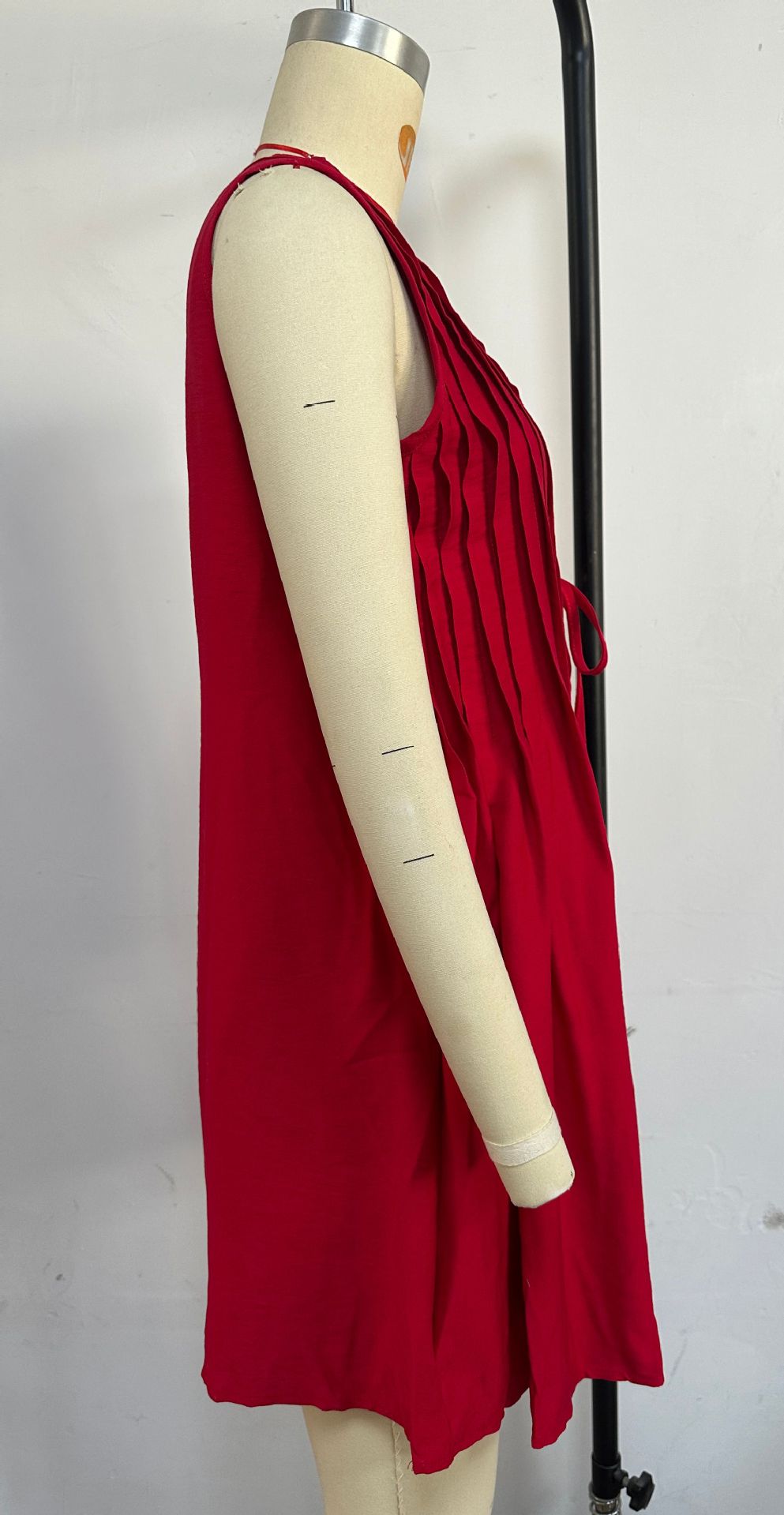 Tie Front Pleated Sleeveless Shift Dress - red - 1