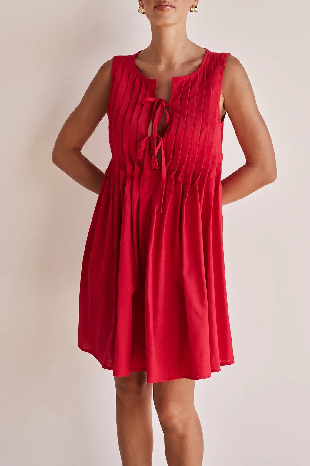 Tie Front Pleated Sleeveless Shift Dress - red - 10