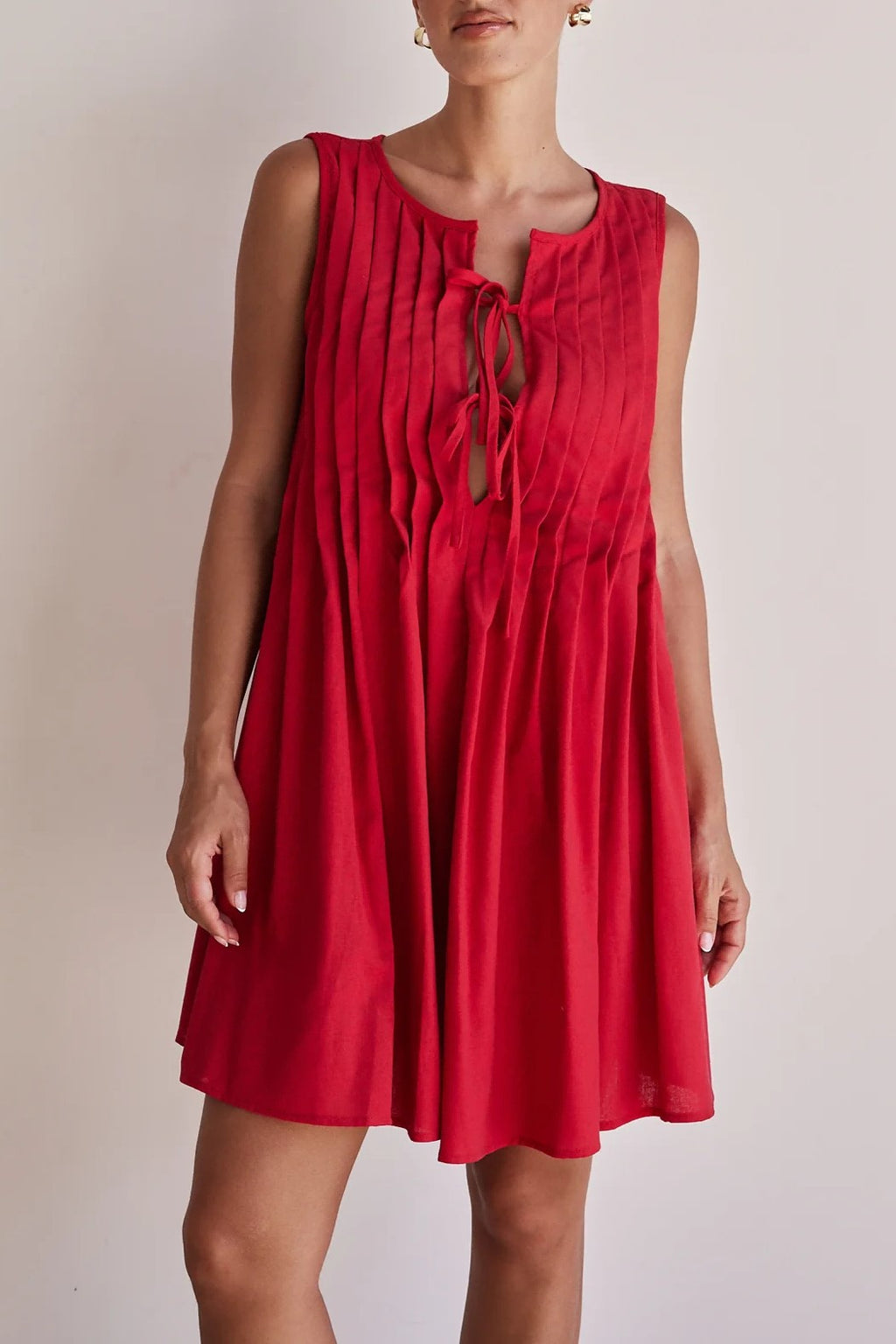 Tie Front Pleated Sleeveless Shift Dress - red - 11