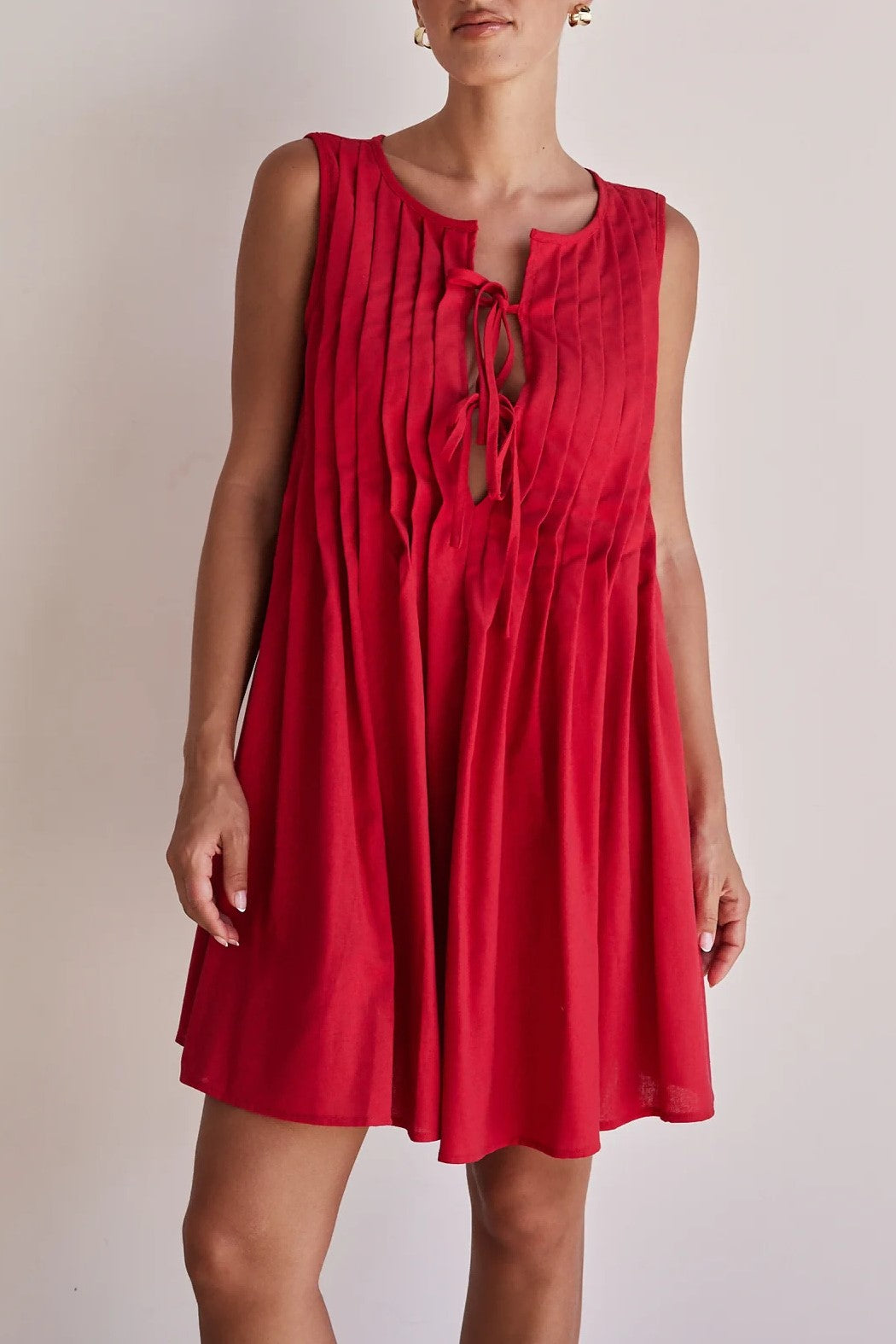 Tie Front Pleated Sleeveless Shift Dress - red - 11