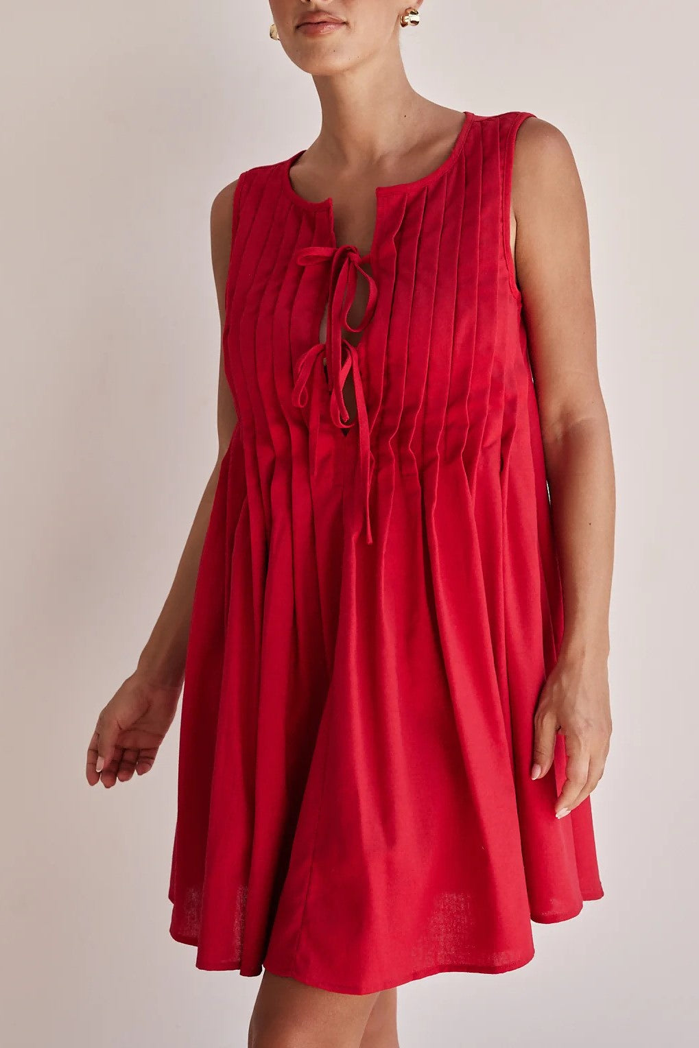 Tie Front Pleated Sleeveless Shift Dress - red - 4
