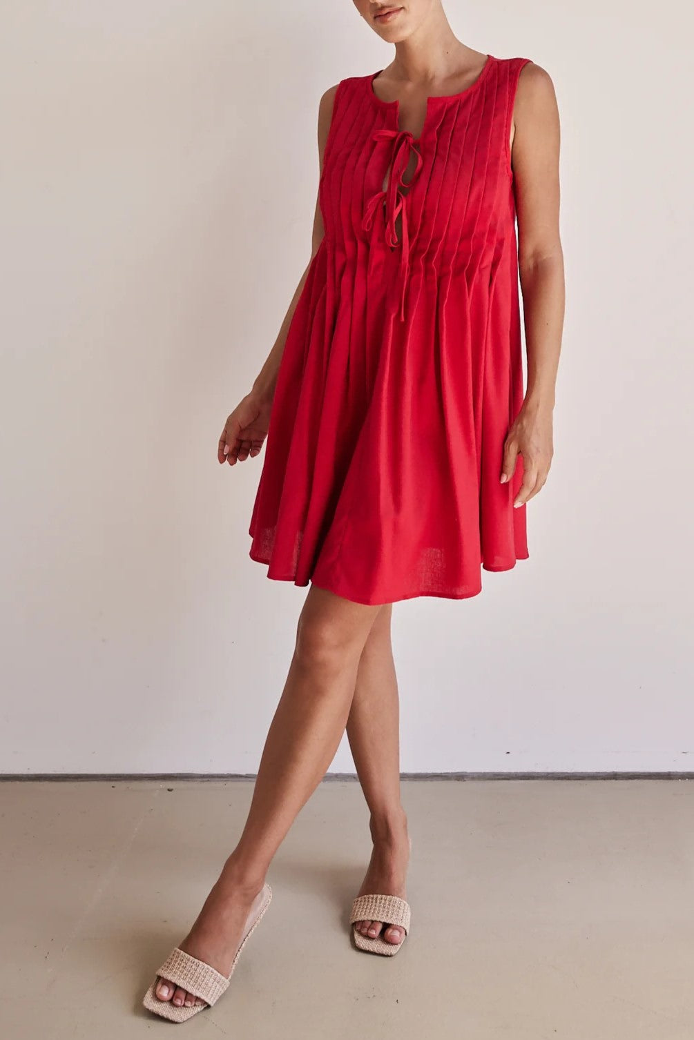 Tie Front Pleated Sleeveless Shift Dress - red - 5