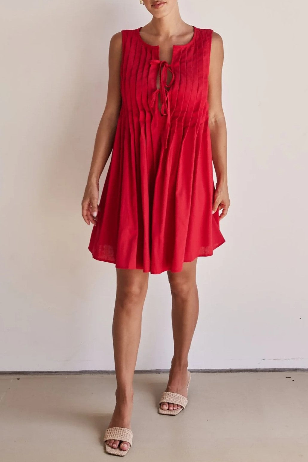 Tie Front Pleated Sleeveless Shift Dress - red - 6
