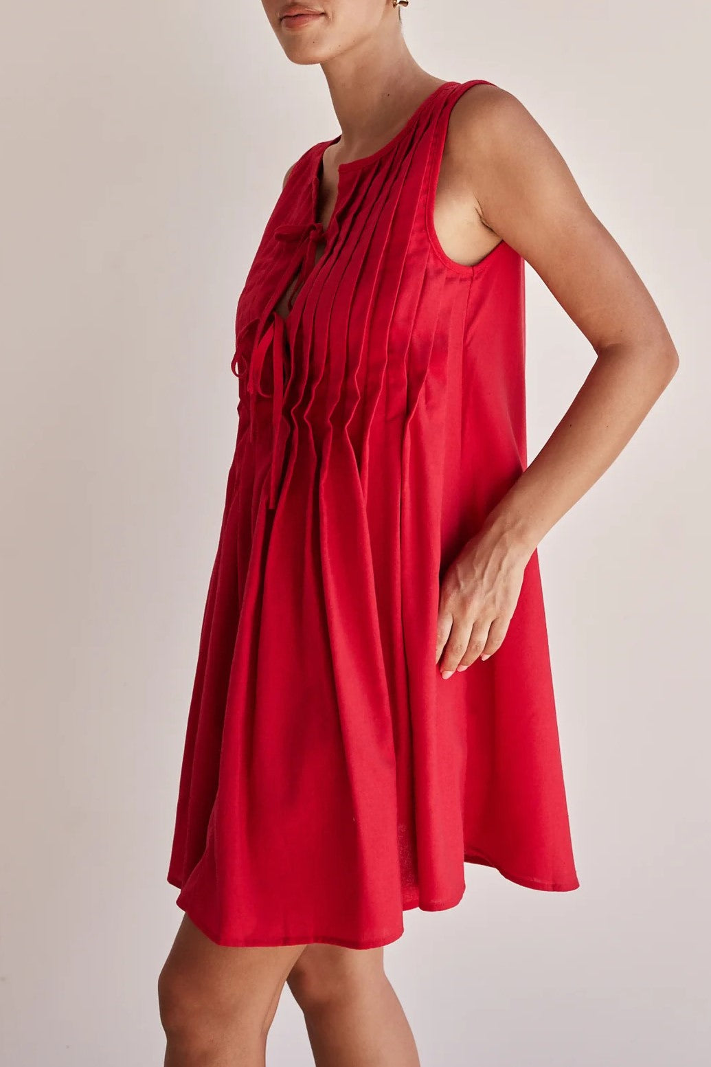 Tie Front Pleated Sleeveless Shift Dress - red - 7