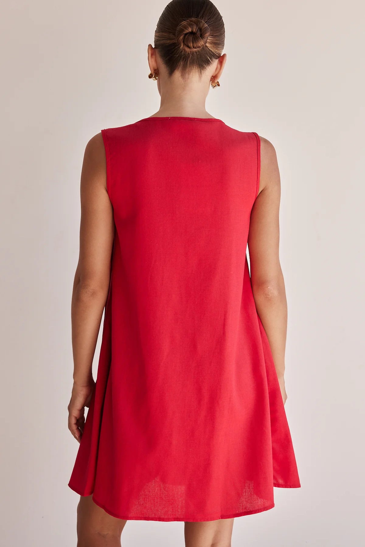Tie Front Pleated Sleeveless Shift Dress - red - 8