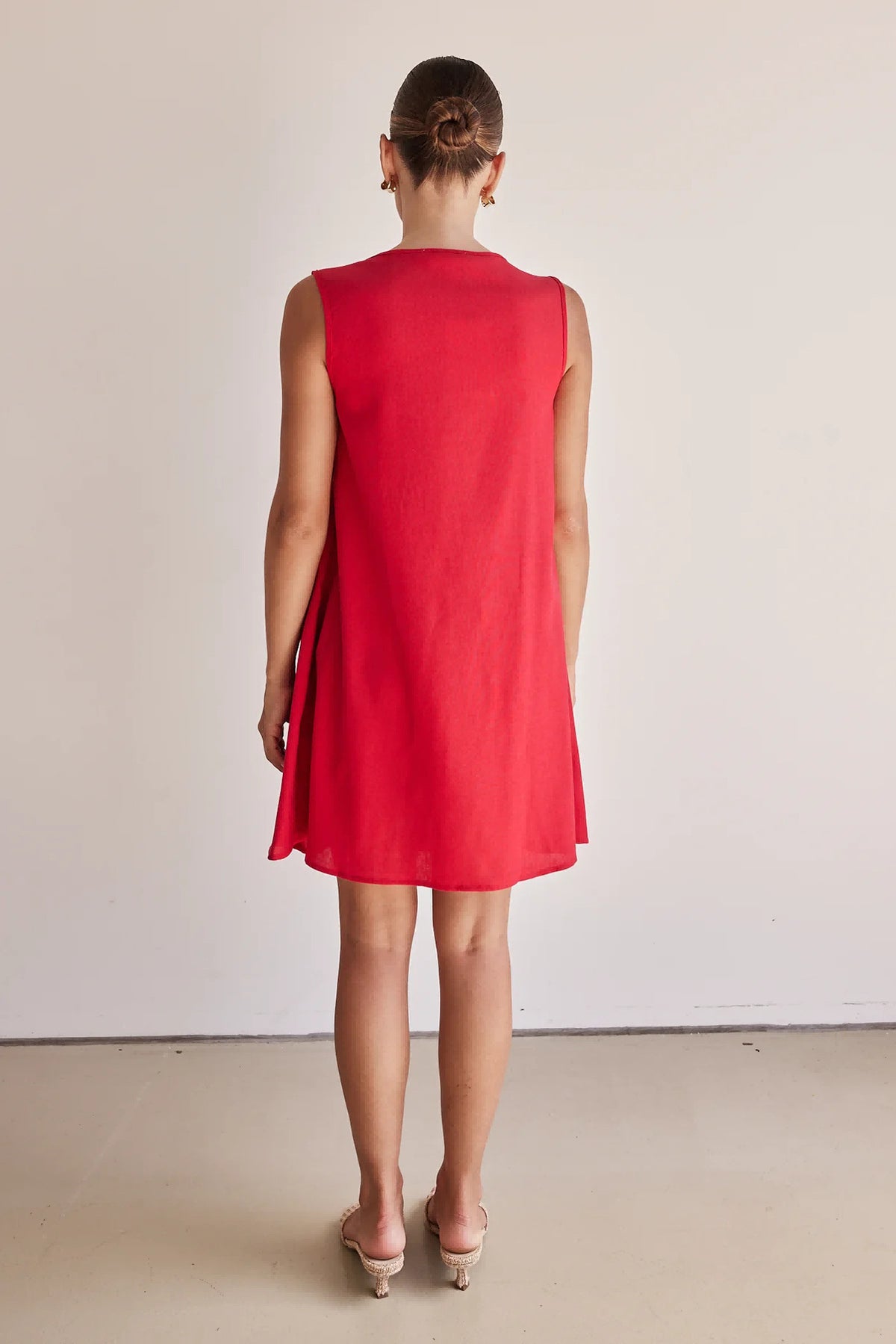 Tie Front Pleated Sleeveless Shift Dress - red - 9