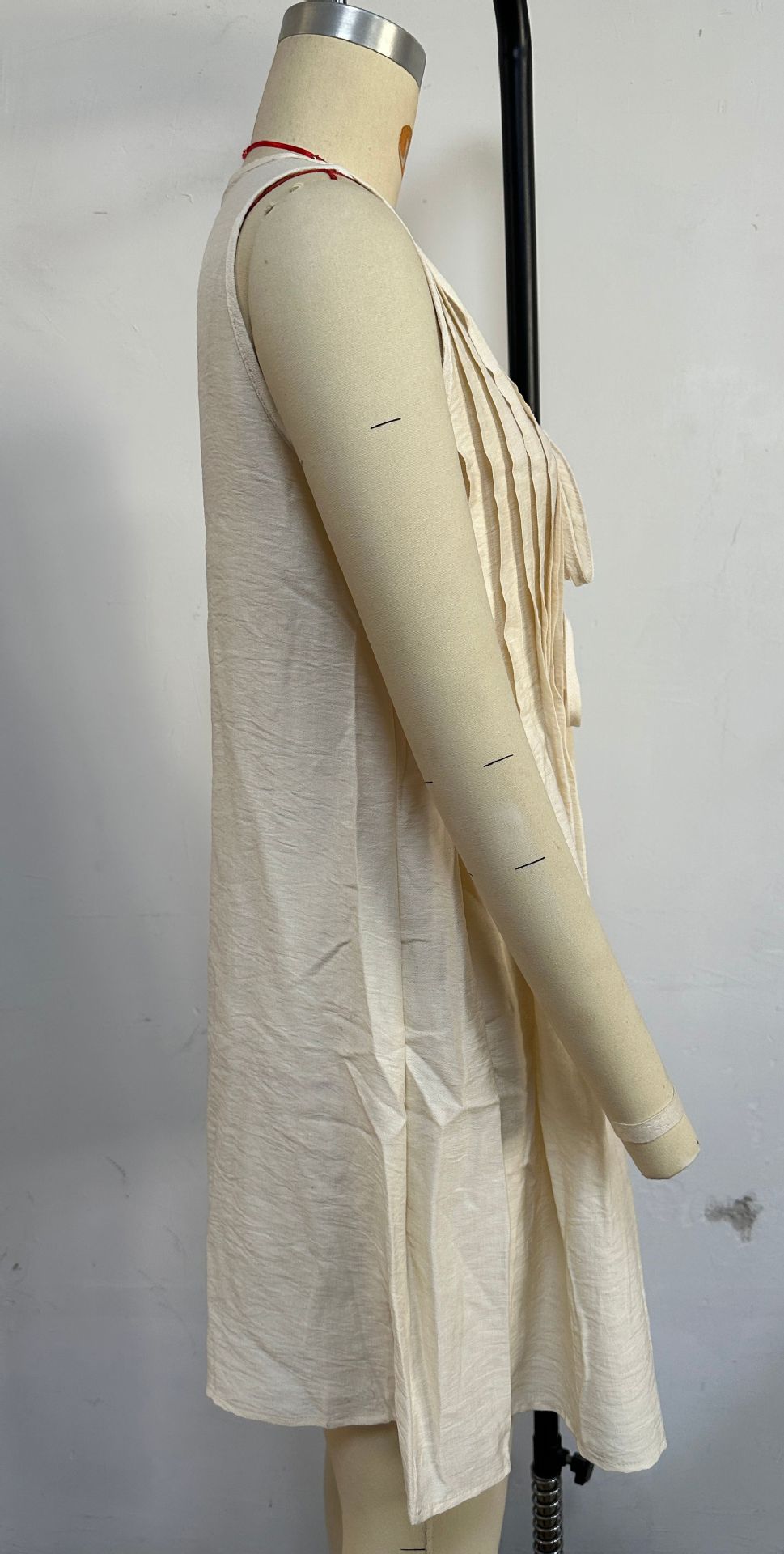 Tie Front Pleated Sleeveless Shift Dress - white - 2
