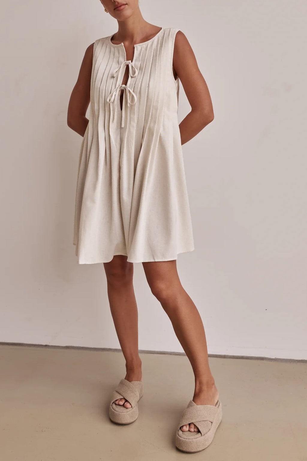 Tie Front Pleated Sleeveless Shift Dress - white - 4