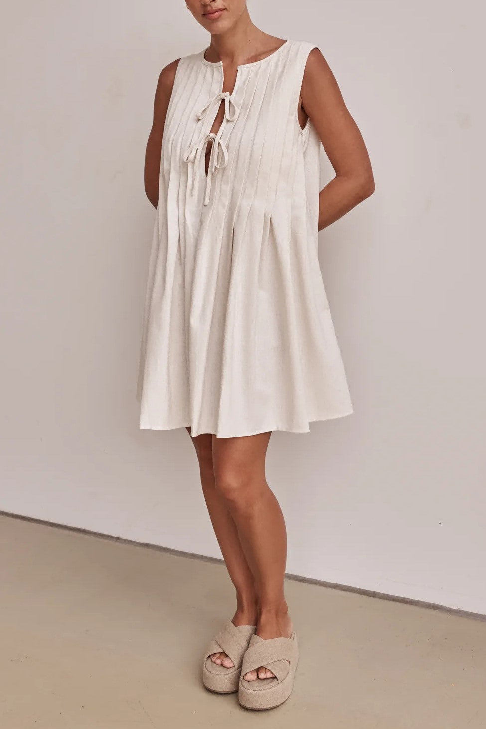Tie Front Pleated Sleeveless Shift Dress - white - 6