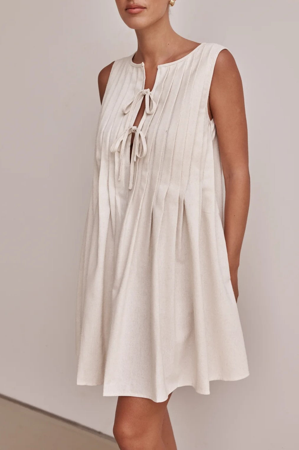 Tie Front Pleated Sleeveless Shift Dress - white - 7