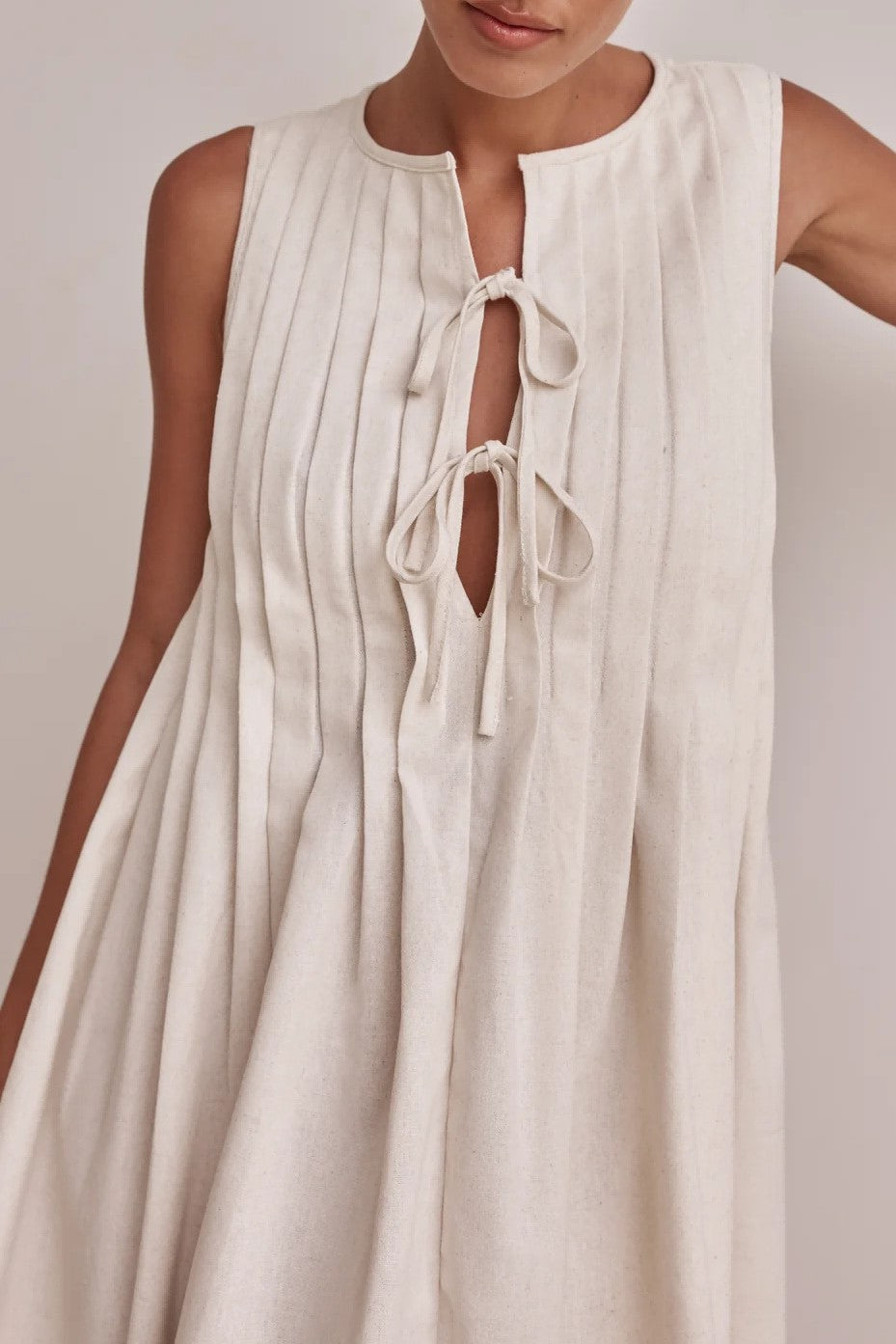 Tie Front Pleated Sleeveless Shift Dress - white - 9