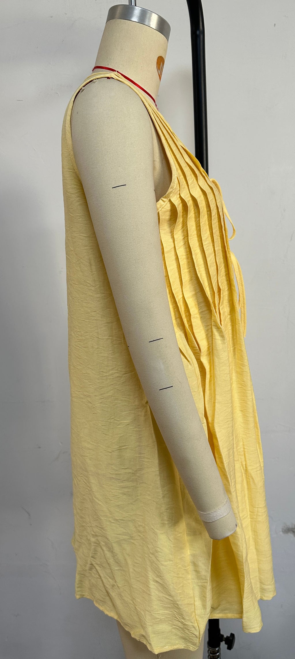 Tie Front Pleated Sleeveless Shift Dress - yellow - 1