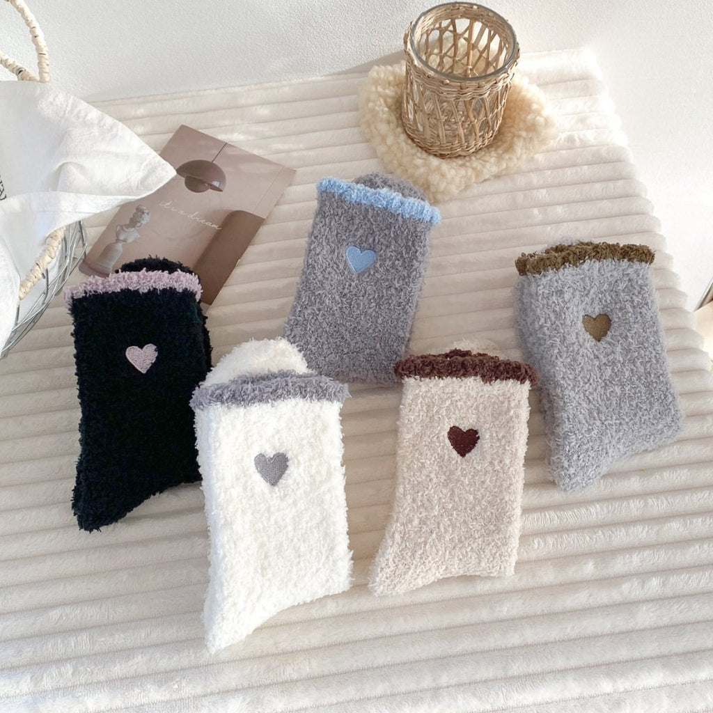 Fuzzy Heart Embroidered Ruffle Cuff Crew Socks - White - 6