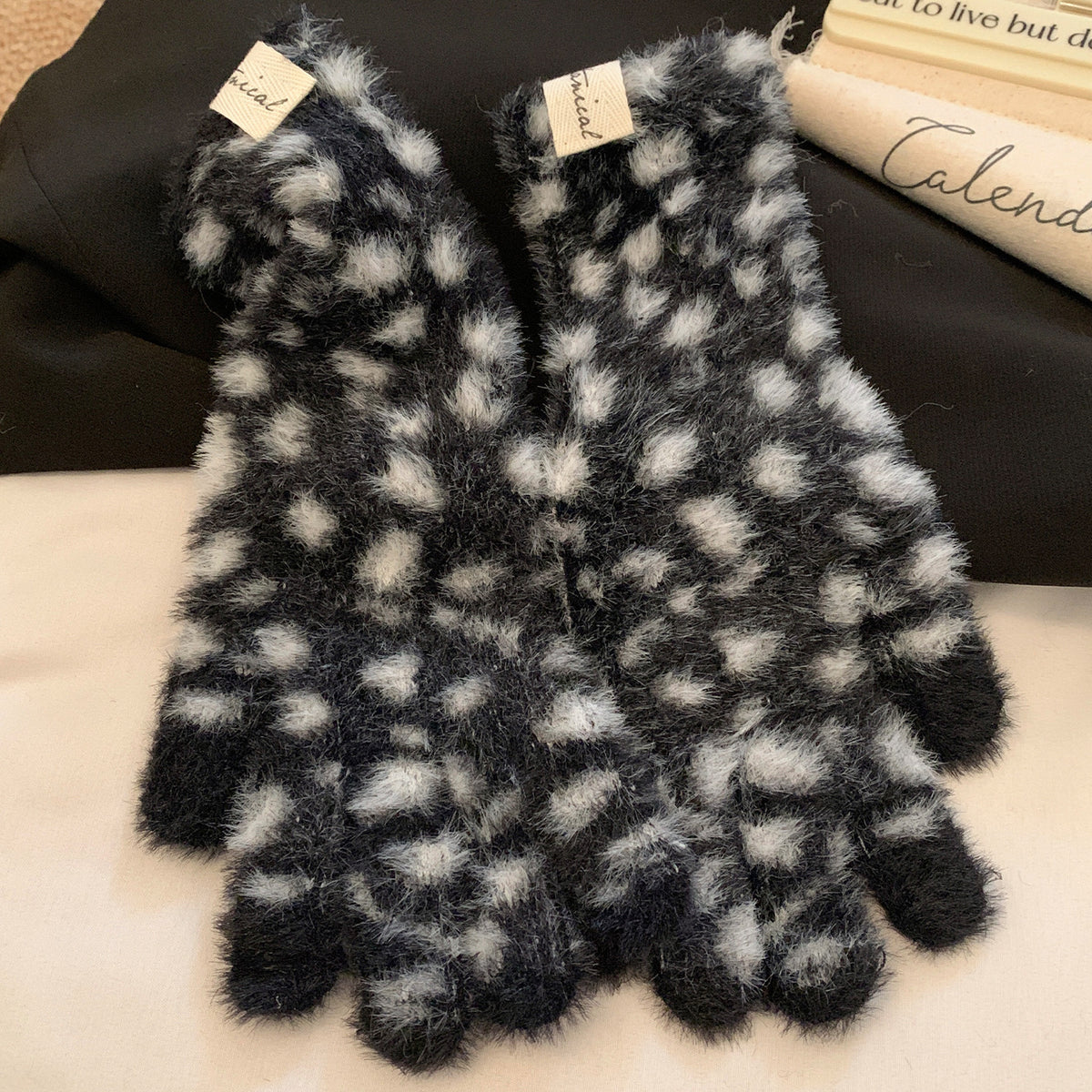 Fuzzy Leopard Print Knit Gloves - Black