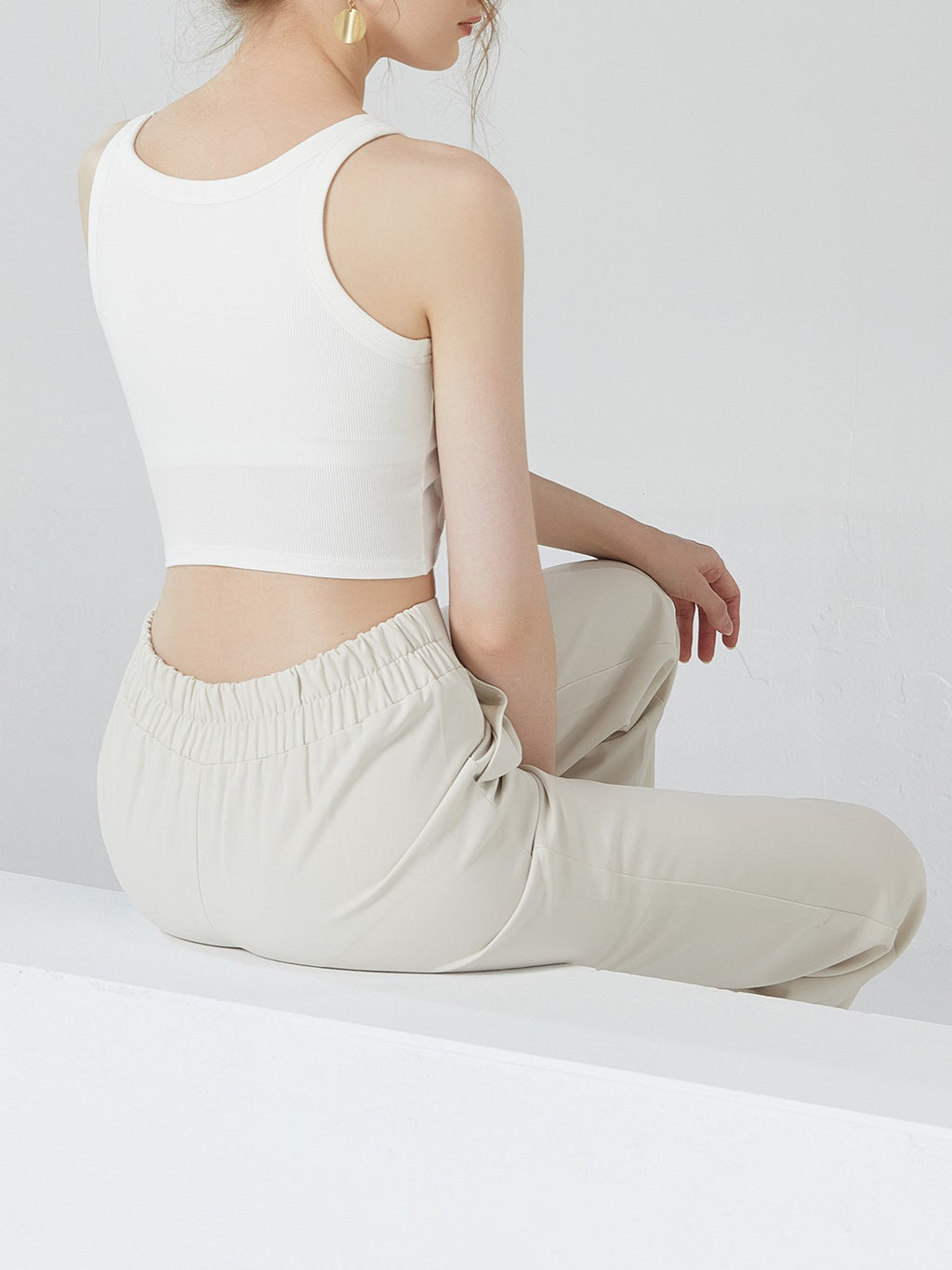 Round Neck Ribbed Crop Tank With Bra Cups - White - 8