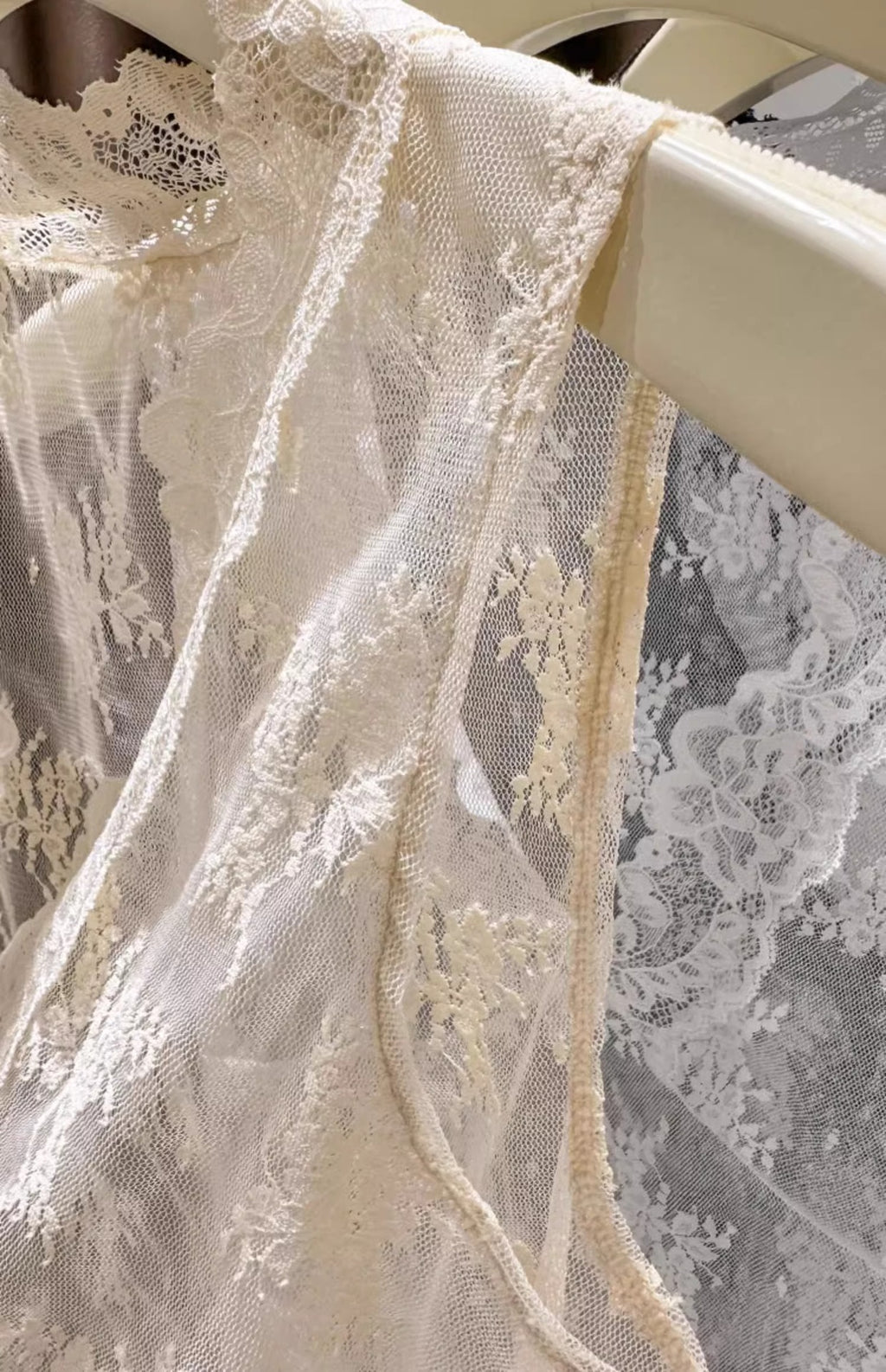 Delicate Floral Lace Scalloped Tank Top - Beige - 10