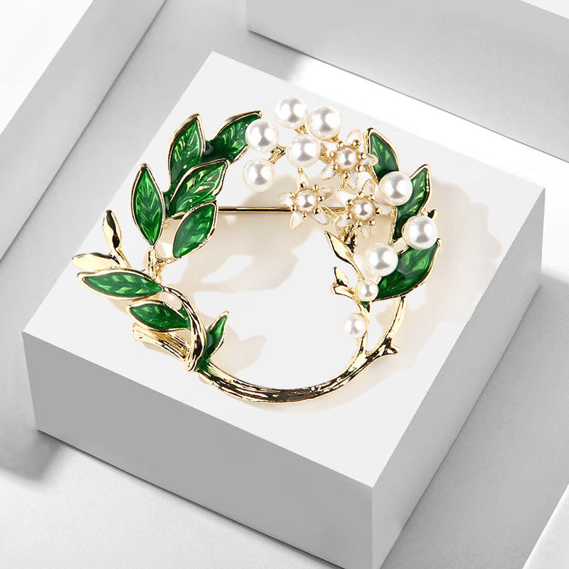 Pearl Blossom Leaf Wreath Brooch - Gardenia - 1