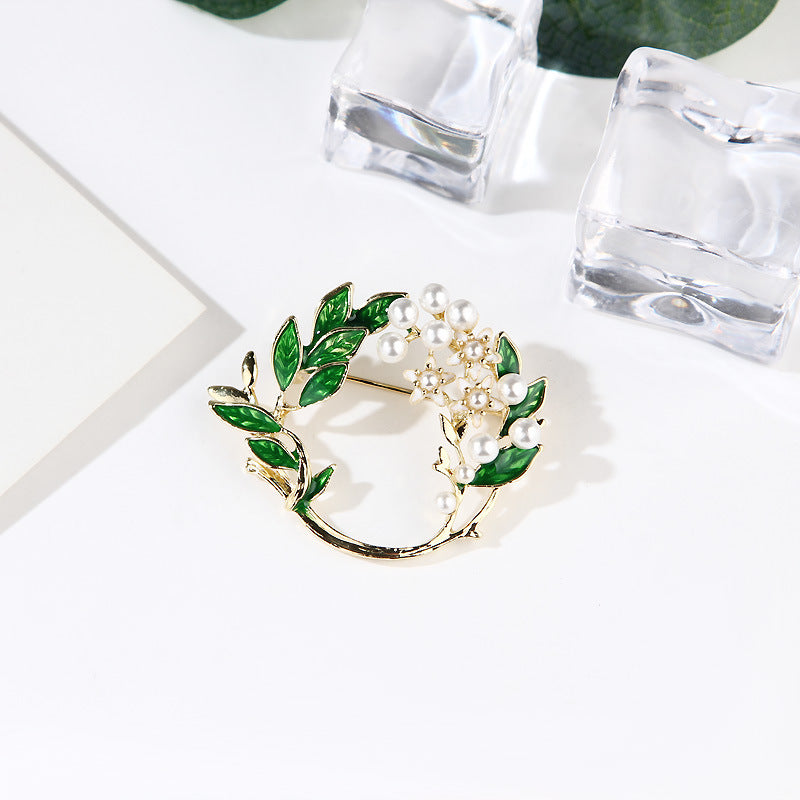 Pearl Blossom Leaf Wreath Brooch - Gardenia - 2